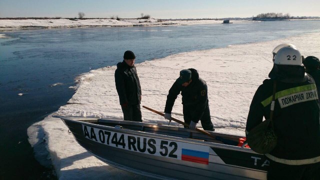 Самодельная лодка с мотором обнаружена на месте пропажи рыбаков на Волге в Балахне Нижегородской области (ВИДЕО)