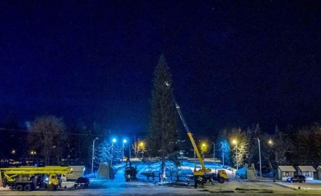 Главную новогоднюю ёлку установили на площади им. В.И. Ленина в Уфе