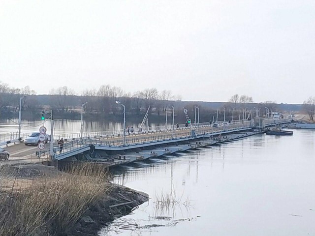 Движение по наплавному мосту через Оку в Павлове Нижегородской области возобновлено после половодья