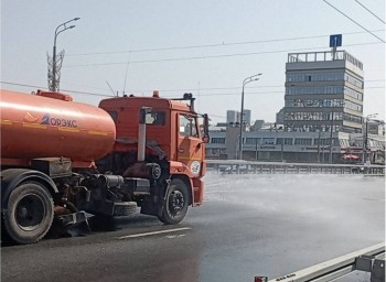 Поливомоечную технику вывели на дороги столицы Чувашии из-за жары