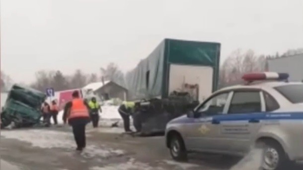 Водитель грузовика погиб в ДТП с участием четырех фур на трассе М-7 в Нижегородской области (ВИДЕО)
