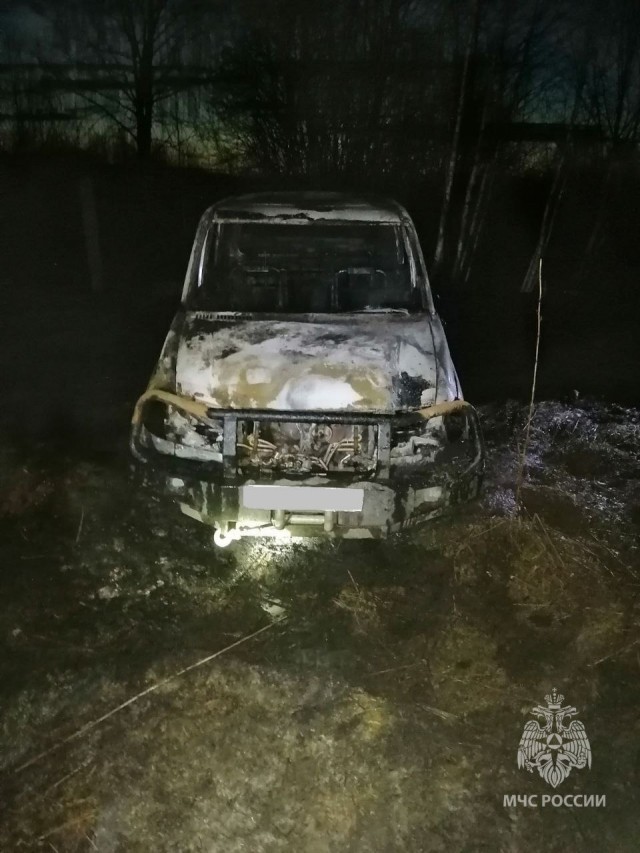Забуксовавший в грязи УАЗик в Нижегородской области сгорел из-за раскалившейся выхлопной системы