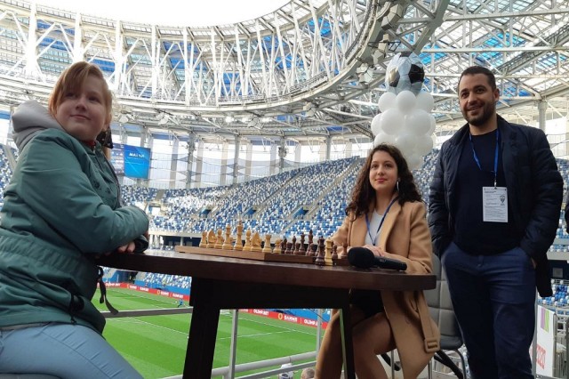 Нижегородские шахматистки сыграли в блиц в перерыве футбольного матча