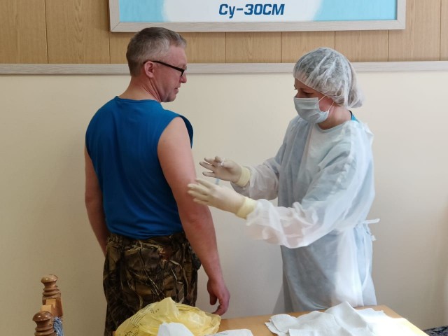 Антиковидную вакцинацию сотрудников завода "Полет" провели в Краснобаковском районе