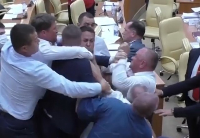 Депутаты в Ульяновске подрались из-за оскорбляющего губернатора ЛГБТ плаката (ВИДЕО)