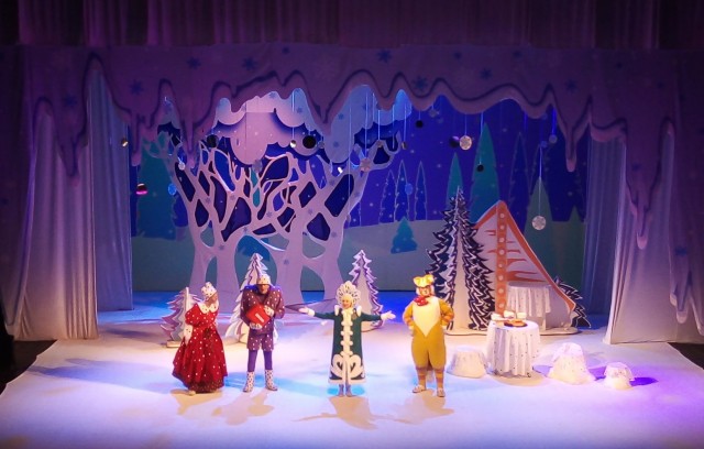 "Единая Россия" организовала новогоднее представление в Дзержинском драматическом театре
