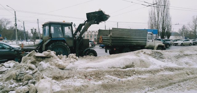 Коммунальщики продолжают вывоз снега с проспекта Ленина