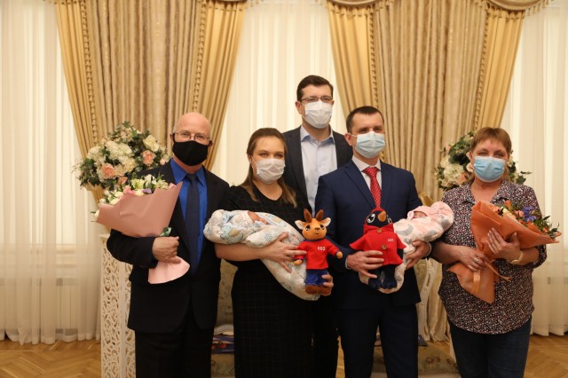 Губернатор Нижегородской области вручил медали 800-му и 801-му новорожденному в этом году