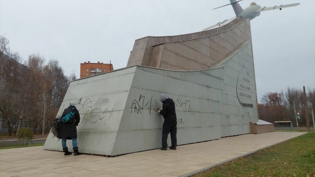 Монумент на бульваре Авиастроителей в Московском районе привели в порядок после актов вандализма