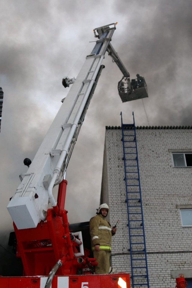 Крупный пожар на мебельном складе в Нижнем Новгороде потушен (ВИДЕО)