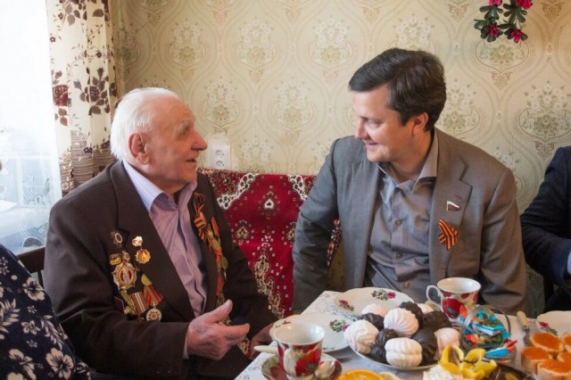  Денис Москвин поздравил с Днем Победы ветерана Великой Отечественной войны Алексея Васильевича Карпова