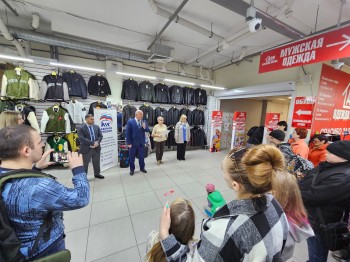 Тридцать семей получили в подарок одежду и обувь от НРО "Единой России"