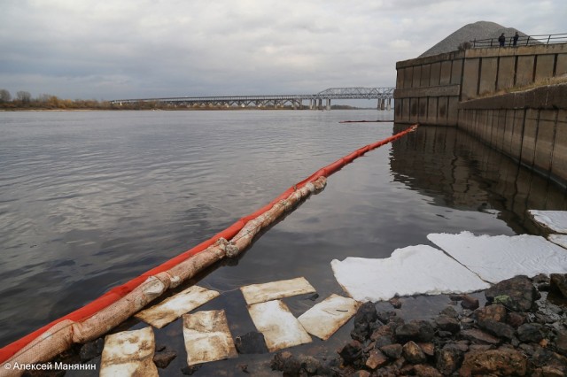 Около 1,5 тыс. литров нефтепродуктов собрано с поверхности Волги в районе Бурнаковской низины Нижнего Новгорода