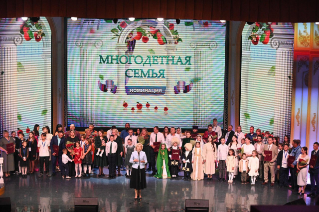 Оренбуржцы Анисимовы награждены на конкурсе "Семья года"