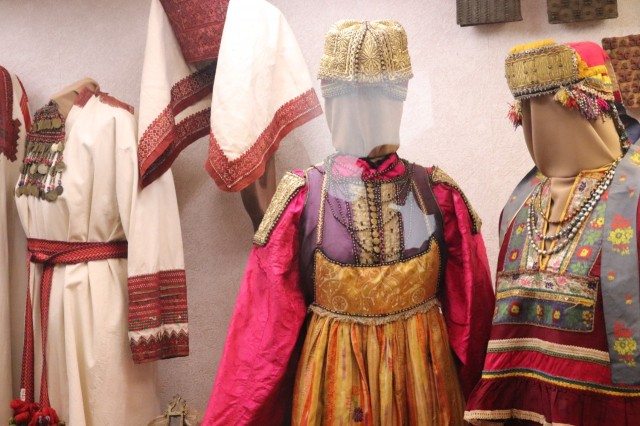 Более сотни костюмов XVIII-XX веков представлены в нижегородской усадьбе Рукавишниковых