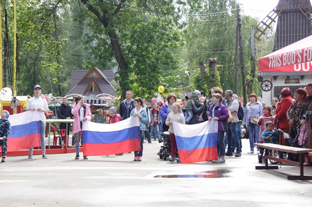 Флеш-моб "Обними Родину" состоялся в Канавинском районе Нижнего Новгорода 12 июня