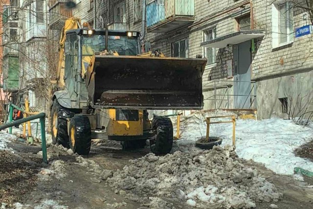 Десять дворовых территорий очищают от мусора в Приокском районе 8 апреля