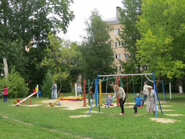 Первые три новые детские площадки установлены во дворах Автозаводского района Нижнего Новгорода по проекту главы города Владимира Панова