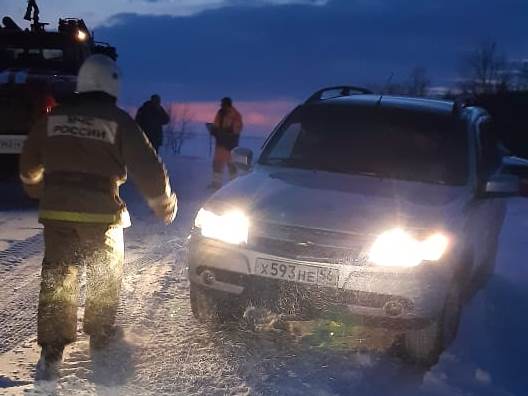 Семь автомобилей оказались в снежном плену в Оренбургской области
