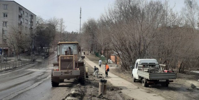 Дорожные ограждения начали ремонтировать в Приокском районе