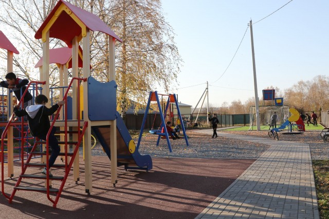 Олег Лавричев оценил качество работ по обустройству детской площадки в нижегородском поселке Луч
