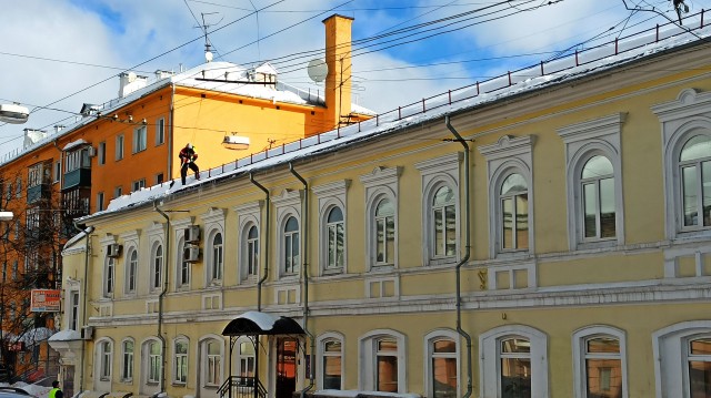 Собственников нижегородских зданий призвали в кратчайшие сроки очистить крыши от снега и наледи