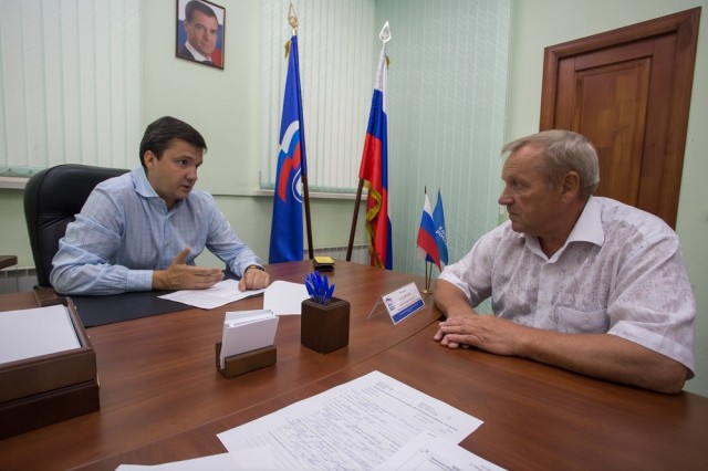 Денис Москвин провёл приём граждан в региональной общественной приемной председателя партии "Единая Россия"