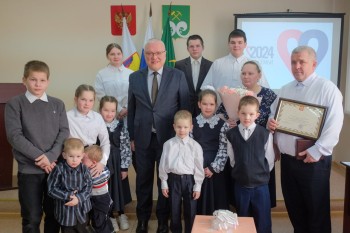 Александр Соколов вручил жительнице Кировской области награду “Мать-героиня”