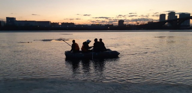 Решивших испытать лёд на прочность нижегородцев спасли на Оке у Молитовского моста