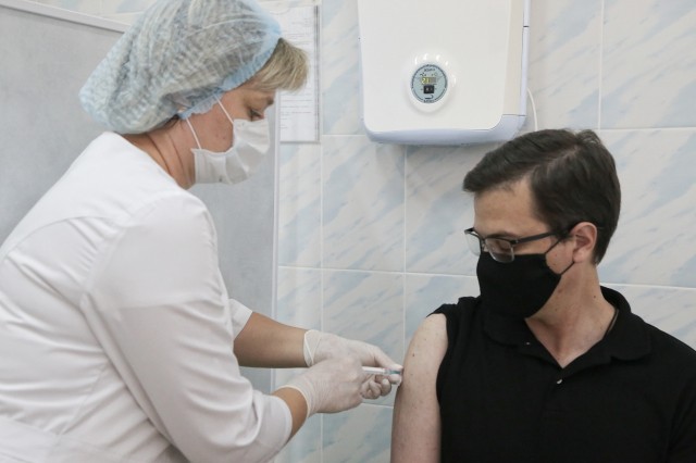 Глава Нижнего Новгорода Юрий Шалабаев сделал вторую прививку от Covid-19 