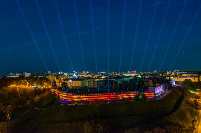 "Лучи Победы" осветили ночное небо над Нижним Новгородом 