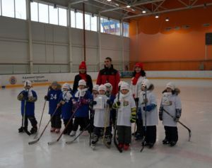 Мастер-класс по игре в хоккей для дошкольников прошел в Ледовом Дворце "Чебоксары – Арена"