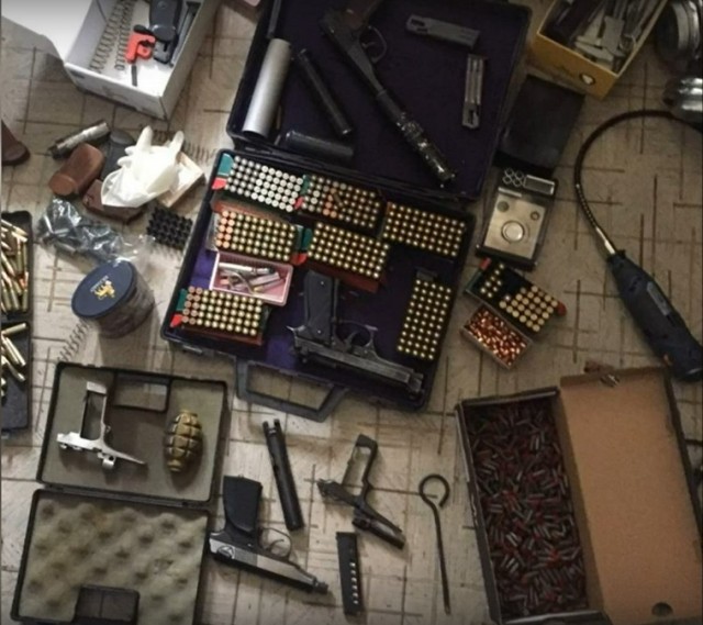 Полицейские нашли в квартире у нижегородца оружие и порох (ВИДЕО)