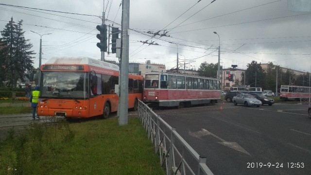 Проехал на "красный": подробности столкновения трамвая и автобуса в Нижнем Новгороде