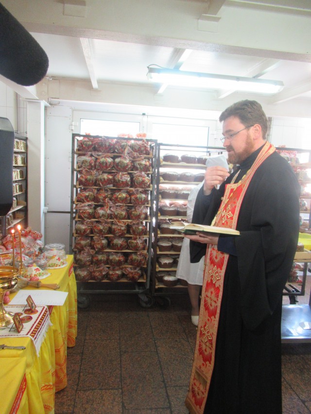 Куличи освятили на Сормовском хлебозаводе Нижнего Новгорода