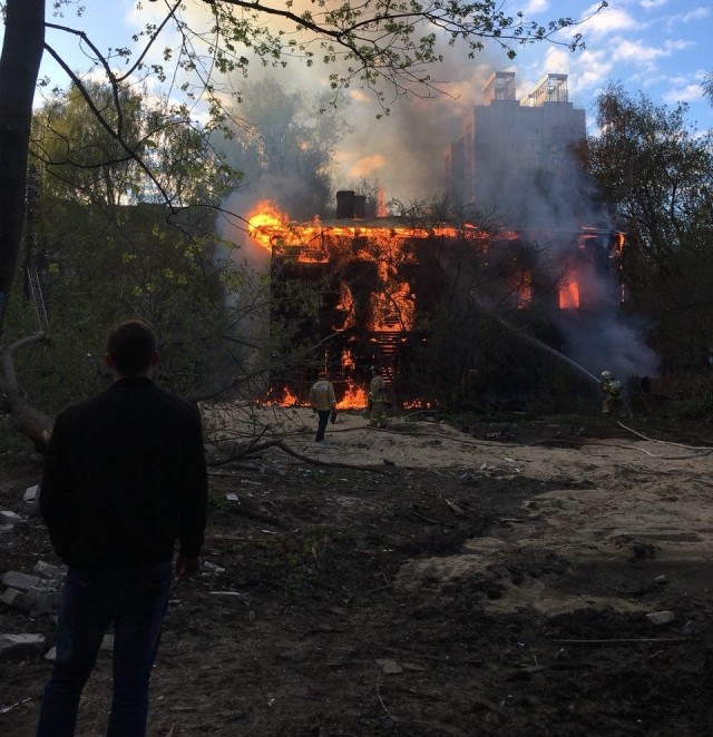 Мужчина спасён из горевшего накануне в центре Нижнего Новгорода расселённом дома