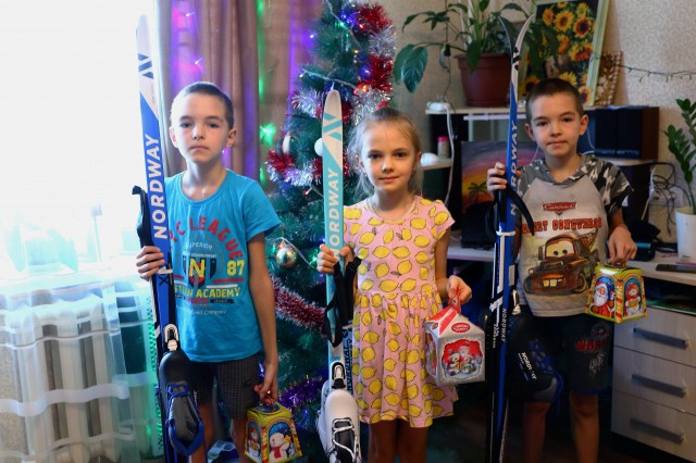 Олег Лавричев исполнил новогодние желания 9-летних братьев-близнецов из многодетной семьи