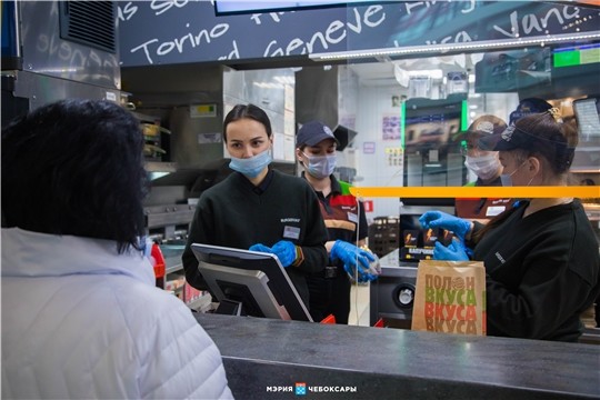 Нарушения антиковидных ограничений выявили в двух кафе, отделе в ТЦ и салоне связи в Чебоксарах 12 ноября.