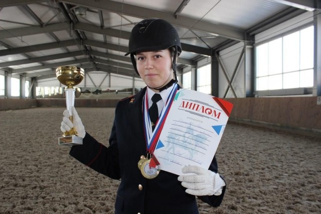Сотрудница нижегородской полиции Алена Дикмарова победила на региональных состязаниях по конному спорту