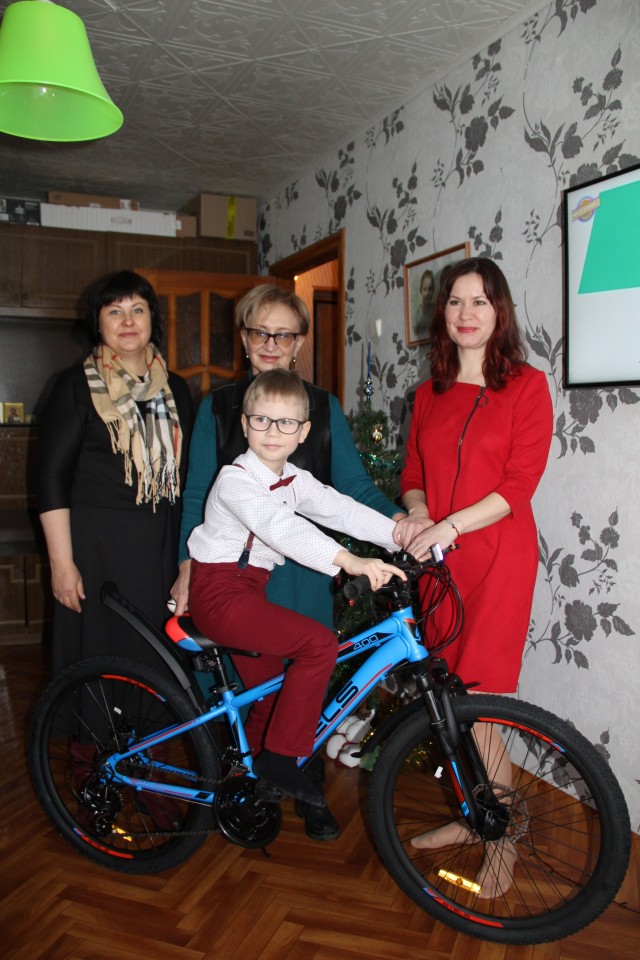 Наталья Назарова подарила велосипед ребенку из Навашина