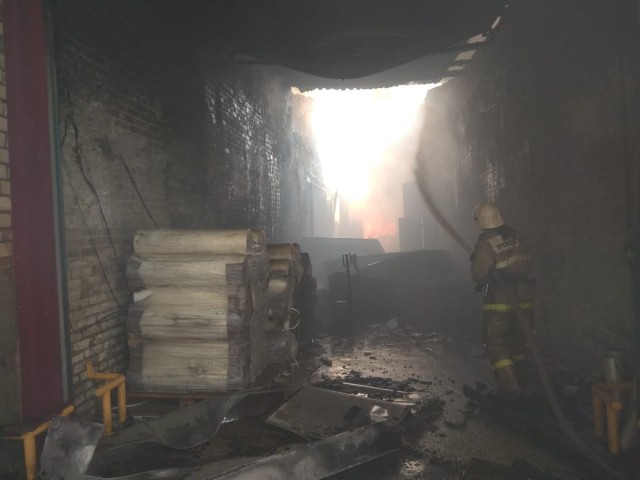 Обрушение кровли произошло при пожаре на складе полиэтилена под Дзержинском Нижегородской области 