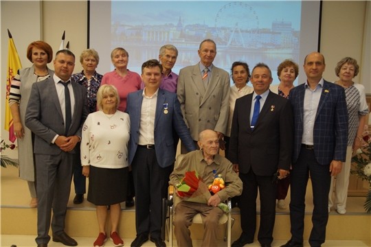 Чебоксарские электроаппаратчики получили юбилейные медали из рук Героя России