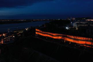 Проекция Георгиевской ленточки украсила стену Нижегородского кремля в День Победы