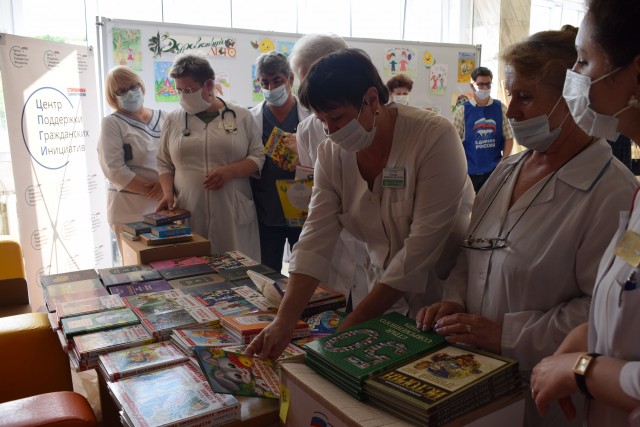 Книги и игры передали в областную детскую больницу в Нижнем Новгороде в рамках акции "Читай, страна!"