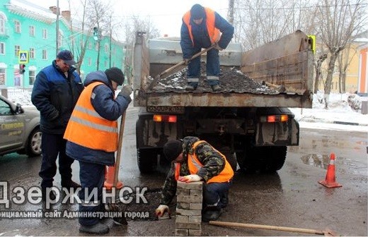 Аварийный ямочный ремонт дорог начался в Дзержинске Нижегородской области по поручению главы города Ивана Носкова