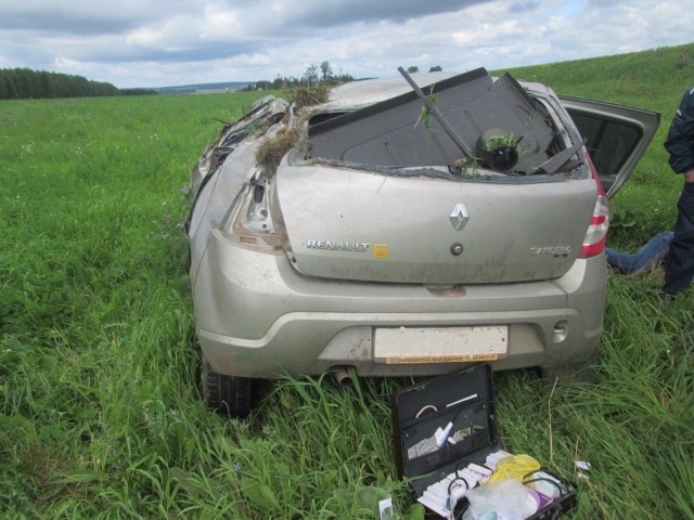 Один человек погиб и двое госпитализированы при опрокидывании Renault на автодороге Уфа-Янаул