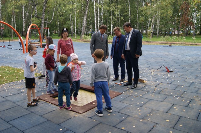 Мягкое покрытие уложили на детской площадке в парке Пушкина в Нижнем Новгороде