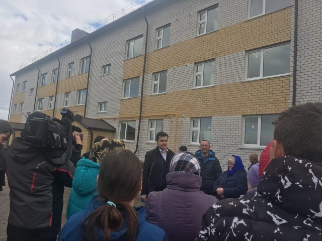 "Жители, эвакуированные из аварийного дома в селе Умай, получат новое жилье в конце мая", - Денис Москвин