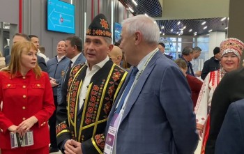 Глава Чувашии Олег Николаев посетил выставку &quot;Россия&quot; в национальном костюме