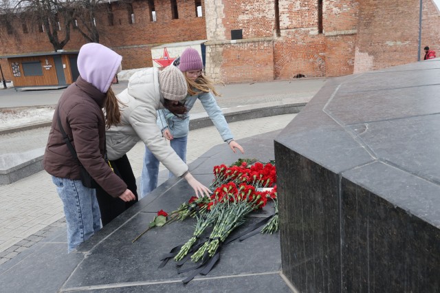 Нижегородцы идут почтить память погибших во время теракта в "Крокусе" к мемориалу на площади Минина и Пожарского